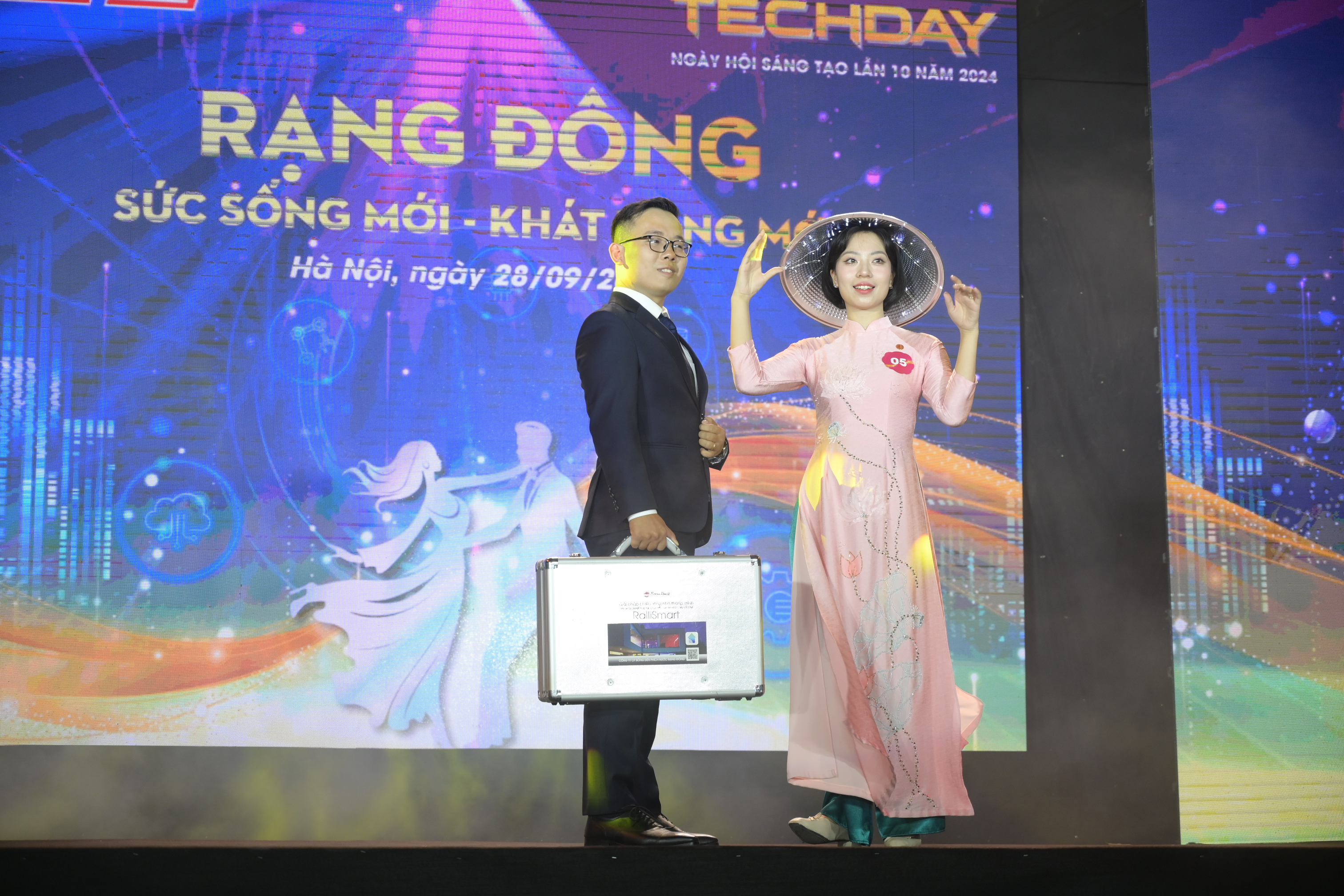 Cặp đôi số 05 Đinh Thị Hường và Nguyễn Trung Hiếu (Phòng Bán hàng 1) 